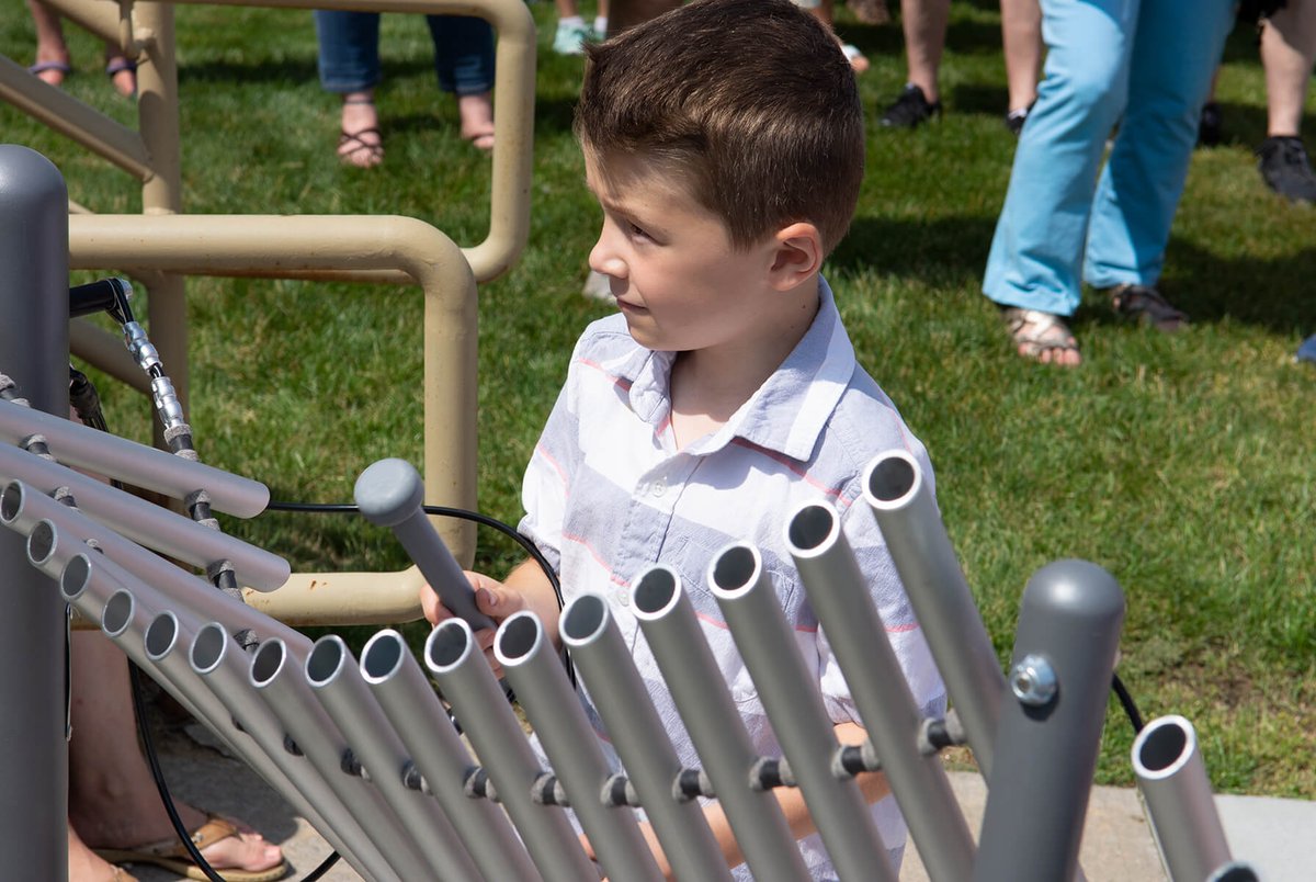 PlayCoreNews's tweet photo. The community of Westerly, Rhode Island welcomed a Harmony Trail featuring instruments from @Freenotes around the downtown businesses. They celebrated their new trail with a parade stopping to play at each instrument. #PlayCoreFamily #outdoormusic #recreation https://t.co/FYpw5XwOeN