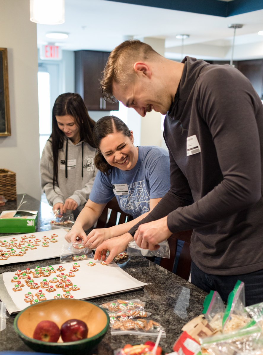 wewritecode's tweet image. How does your organization wrap up the year?

We are thankful to have had the opportunity to volunteer at the @rmhdesmoines before our office holiday party. 🥳 

This is such a great cause, and baking holiday treats was so much fun!

#WeWriteCode #holiday #tradition #givingback