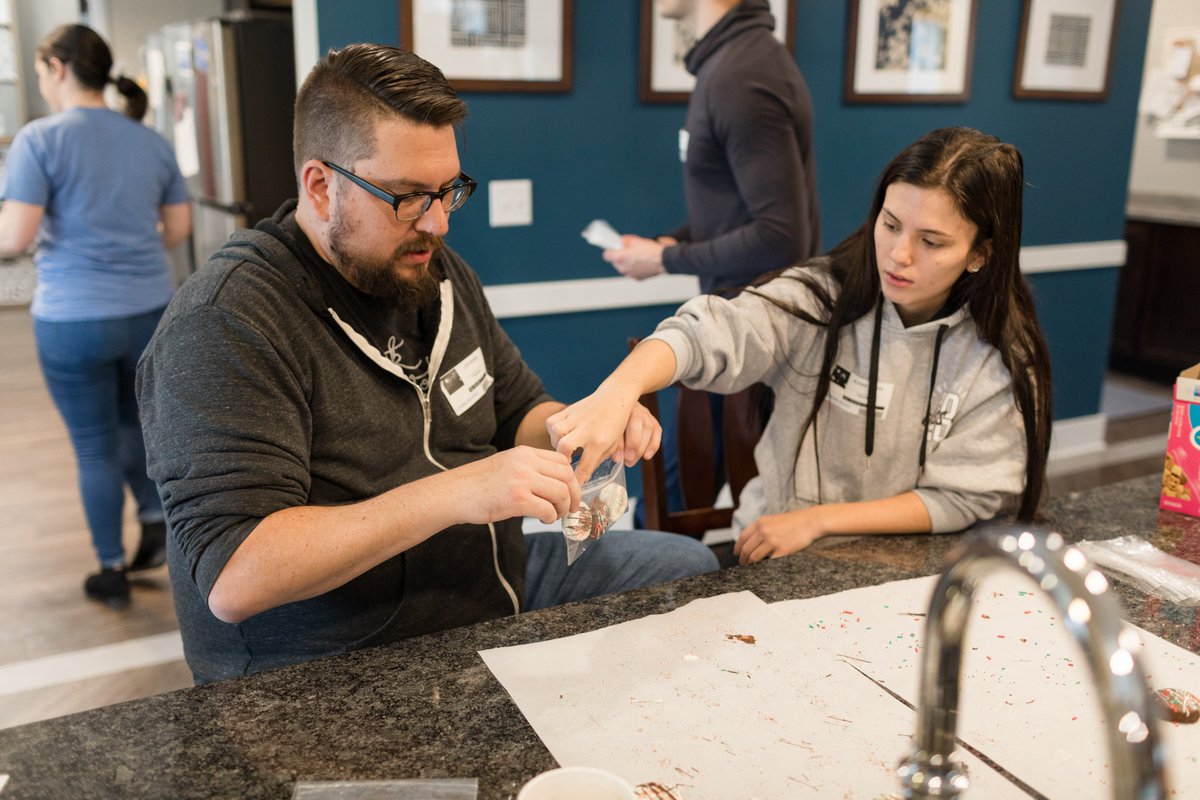 wewritecode's tweet image. How does your organization wrap up the year?

We are thankful to have had the opportunity to volunteer at the @rmhdesmoines before our office holiday party. 🥳 

This is such a great cause, and baking holiday treats was so much fun!

#WeWriteCode #holiday #tradition #givingback