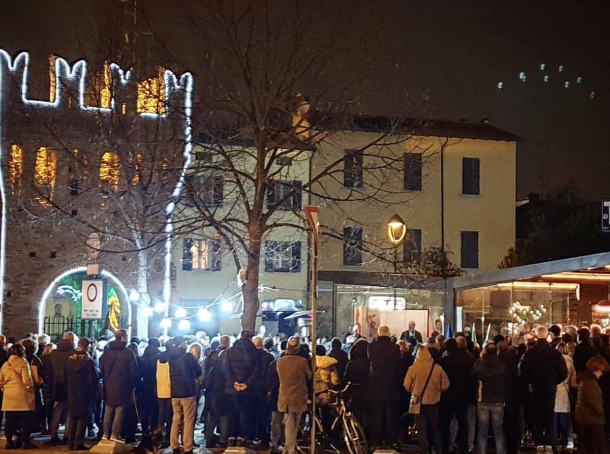 sbonaccini's tweet photo. Ad #Imola per iniziativa con Francesca Marchetti: locale strapieno, ma si è riempita la pizza fuori! Centinaia di persone per fare #UnPassoAvanti https://t.co/kYpyTvfpLF
