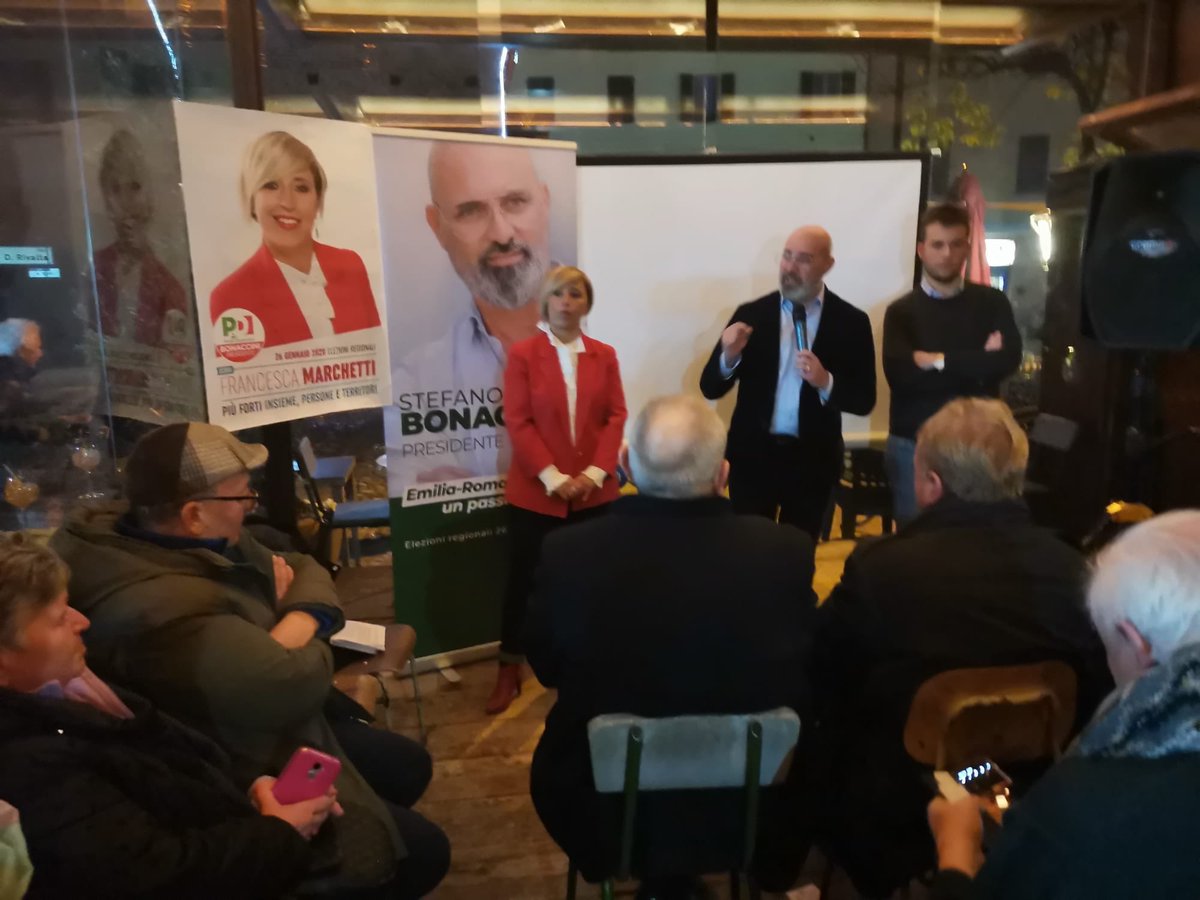 sbonaccini's tweet photo. Ad #Imola per iniziativa con Francesca Marchetti: locale strapieno, ma si è riempita la pizza fuori! Centinaia di persone per fare #UnPassoAvanti https://t.co/kYpyTvfpLF