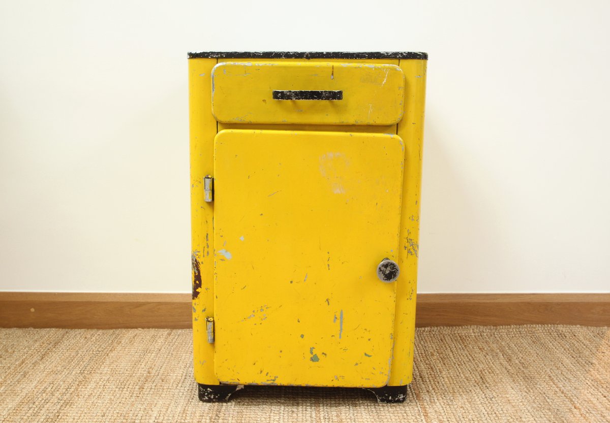 Est. Living tweet media