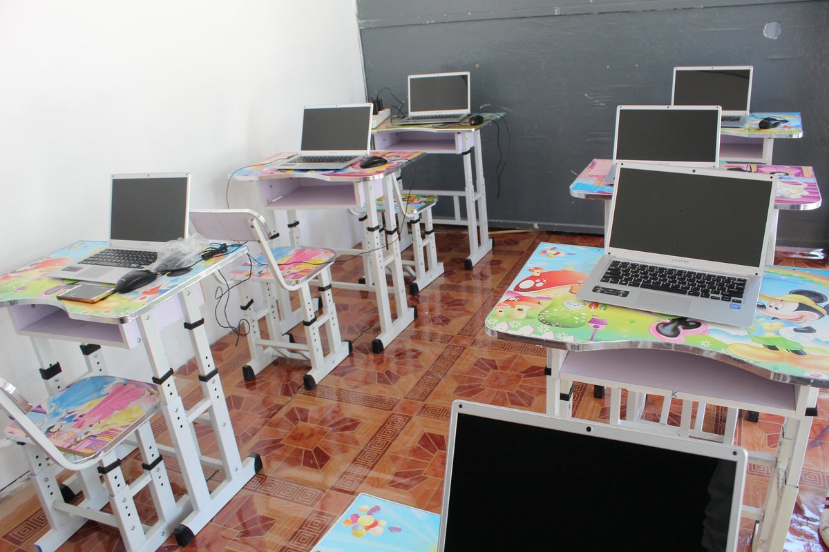 ClickingGen's tweet image. ::Super Excited::
We have relocated 🎉 Maun, Botswana is open! Opposite Nhabe Museum, same compound with Tshilli Cafe.
Drop you innovators for a FUN holiday learning experience.. #Codingfor 2 sessions per day 10:00am-12:00pm and 2:00pm - 4:00pm. DM us @SegaMoloi @agkdee