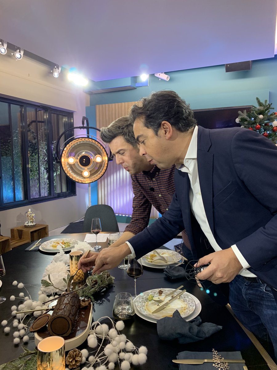 Lodee42's tweet photo. Regarde @BabethLemoine qui se boulotte à la fin de ⁦@cavousf5⁩ ! Hein ⁦@MaximeSwitek⁩ ! #LaBuche https://t.co/O5sBquWGWY