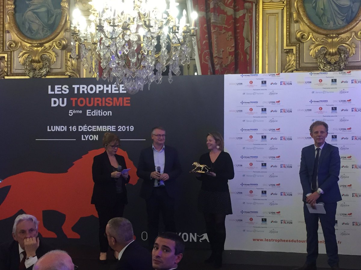 Tourisme2018's tweet photo. TROPHÉE DE L’ÉVENEMENTIEL

Félicitations aux Nuits De Fourvière, représenté par son administrateur Cyril PUIG qui remporte ce trophée. #TropheesTourisme2019 https://t.co/CZkSQ2iTv1