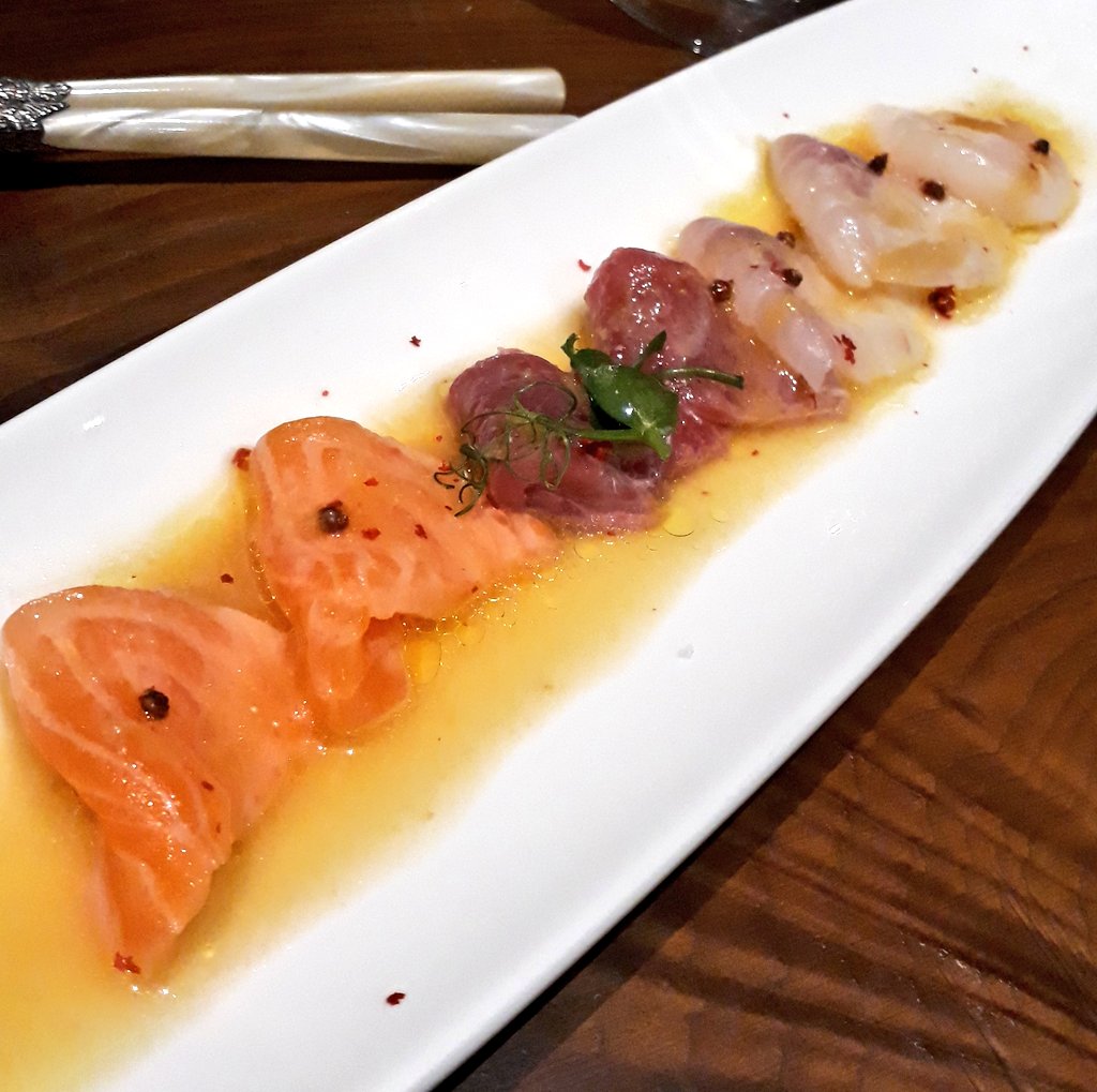 Marco_K18's tweet image. #MufishAnniversary 3° #MuFish
Carpaccio Mu pesce salsa di yuzu e pepe rosa: branzino delicato, salmone profumato, e Capasanta  piacevolmente dolce
... è una leggera acidità... che sgrassa.
Abbinato con un riesling 2012 @Falkenstein
#NovaMilanese 
#cibo #food #fusion #cucina