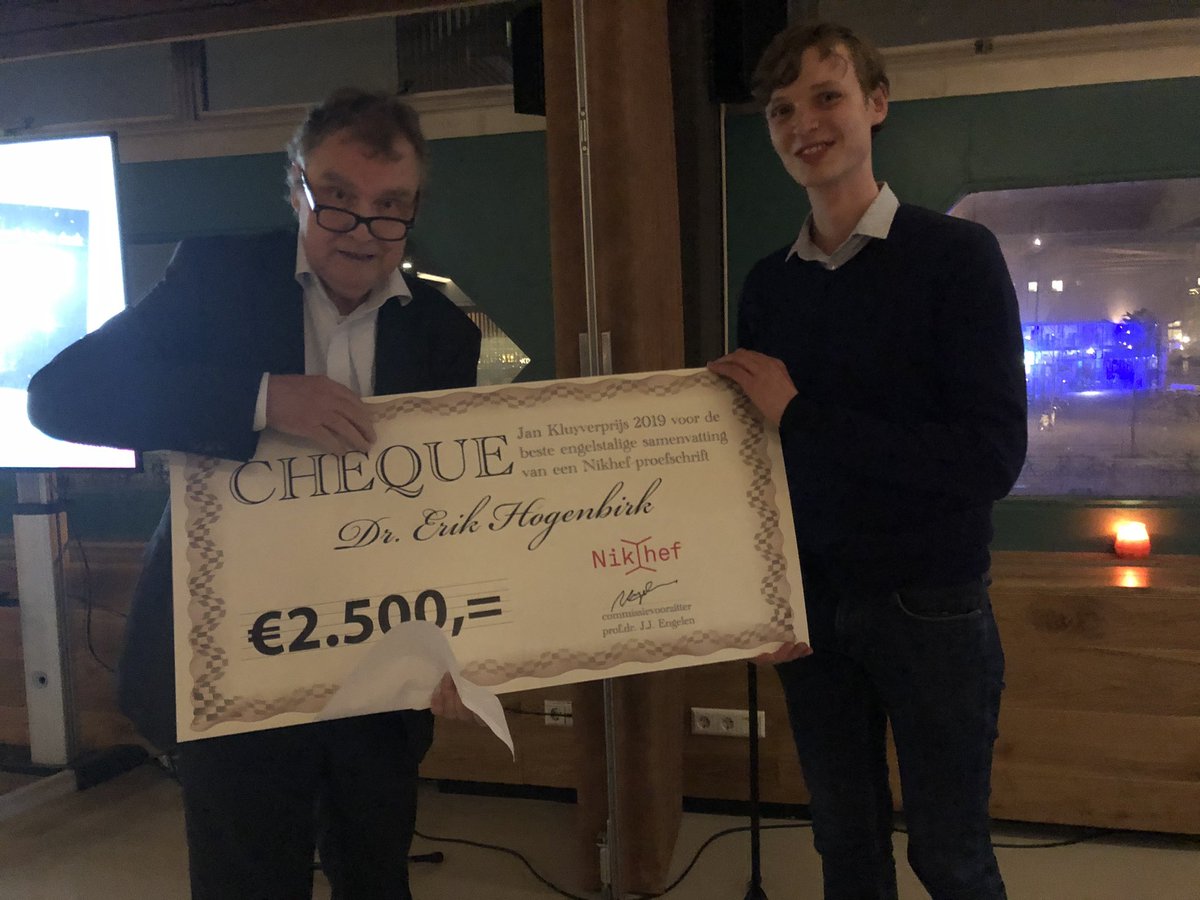 De Jan Kluyverprijs voor de beste samenvatting van proefschrift manuscripten  van #_nikhef het afgelopen jaar is door oud-directeur Jos Engelen uitgereikt aan Erik Hoogenbirk - ex-promovendus bij XENON “A spark in the Dark” over onderzoek naar donkere materie ! Van harte Erik!