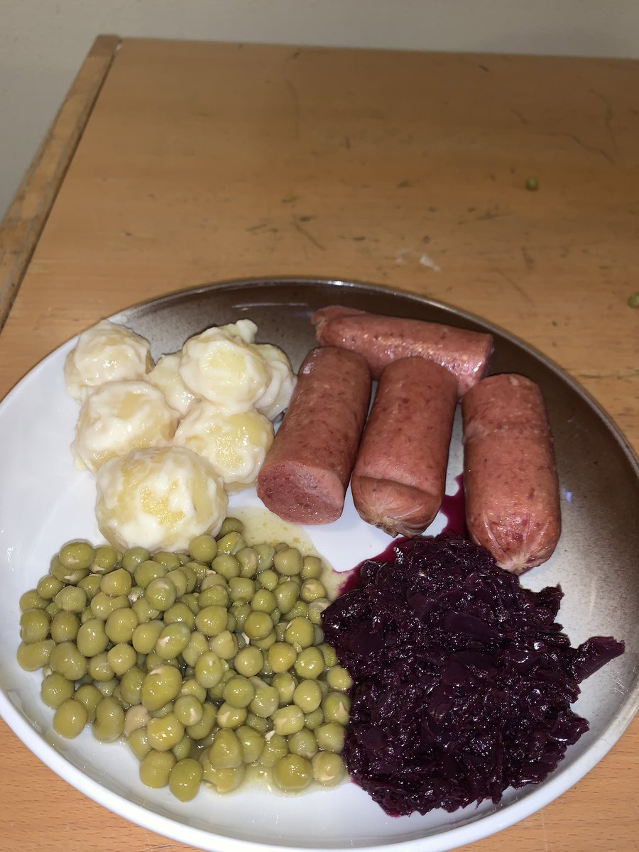 Haustmatur Atla og Beitis vol.4 í kvöld. Boðið var uppá bjúgur, kartöflur í uppstúf, grænar baunir og rauðkál. Það er rosalega mikill afgangur út í KR ef einhver vill. (Afgangurinn er enginn áfellisdómur um matinn, hann sló í gegn)