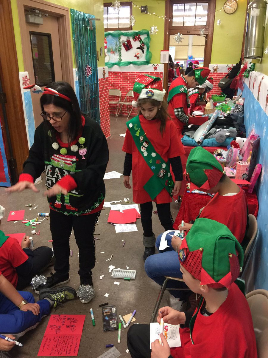 MissGina253's tweet photo. #OperationPayItForward with PS 253’s #StudentGovernment and Grade 5 students, parents and staff was a huge success today🎄 #BeKind #Team253 @ExecSuptBKSouth @NYCSchools @thedegoviagroup @D21_Community @ChaimDeutsch @NYCSchools https://t.co/MGKCBeWMq3