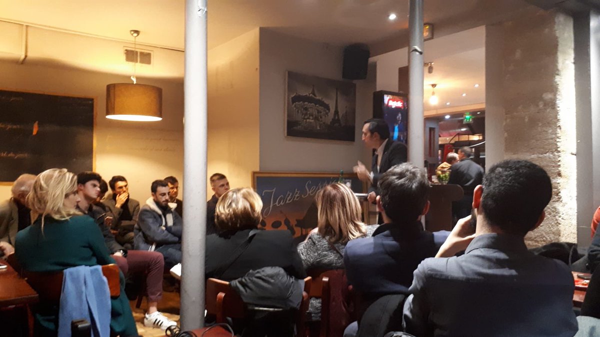 JeunesAubert's tweet photo. Beaucoup de jeunes ce soir pour la première conférence des @JeunesAubert ! @JulienAubert84 présente son dernier ouvrage « Emmanuel le faux-prophète » ! https://t.co/qO2I59Z8qZ