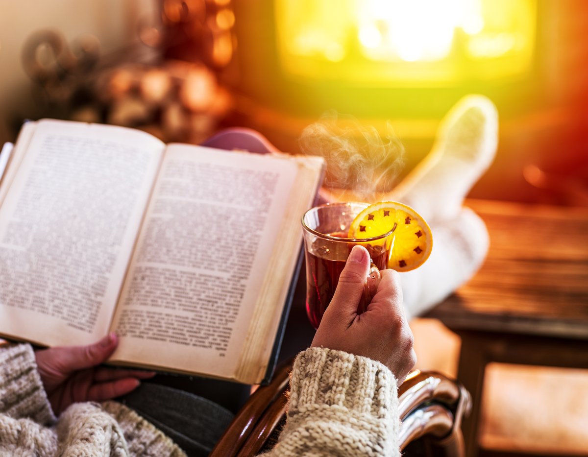 Comment below with your favorite winter beverage to drink while you're reading #reading #lagunabeachbooks #tea #hotchocolate #books #feetup