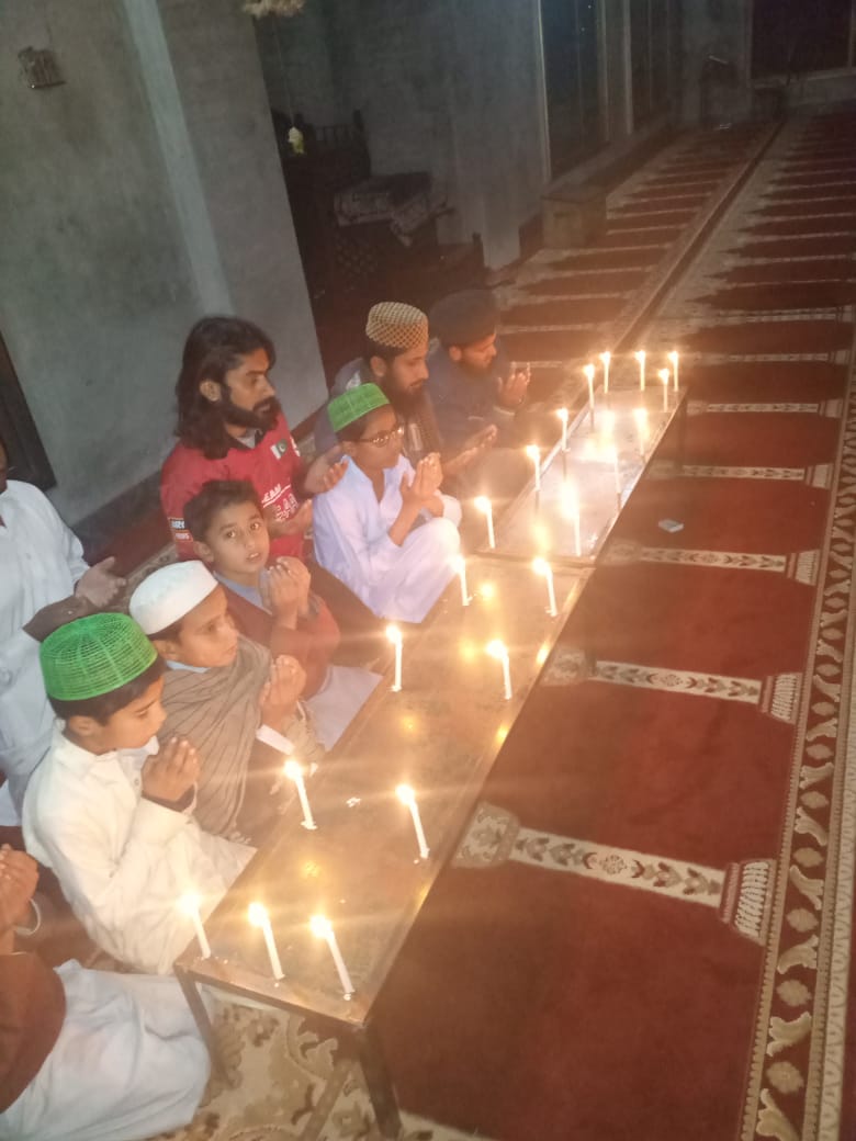 Falak_shykh's tweet photo. ٹیم سرعام 18ہزاری(جھنگ) کے جانبازوں نے سانحہ APS کی شہداء کی یاد میں قرآن خوانی کی اللّٰہ تعالیٰ شہداء کے درجات بلند کرے اور لواحقین کو صبر جمیل عطا فرمائے آمین
#BlackDay16December #APS2014
@iqrarulhassan https://t.co/lwU1tGPydd