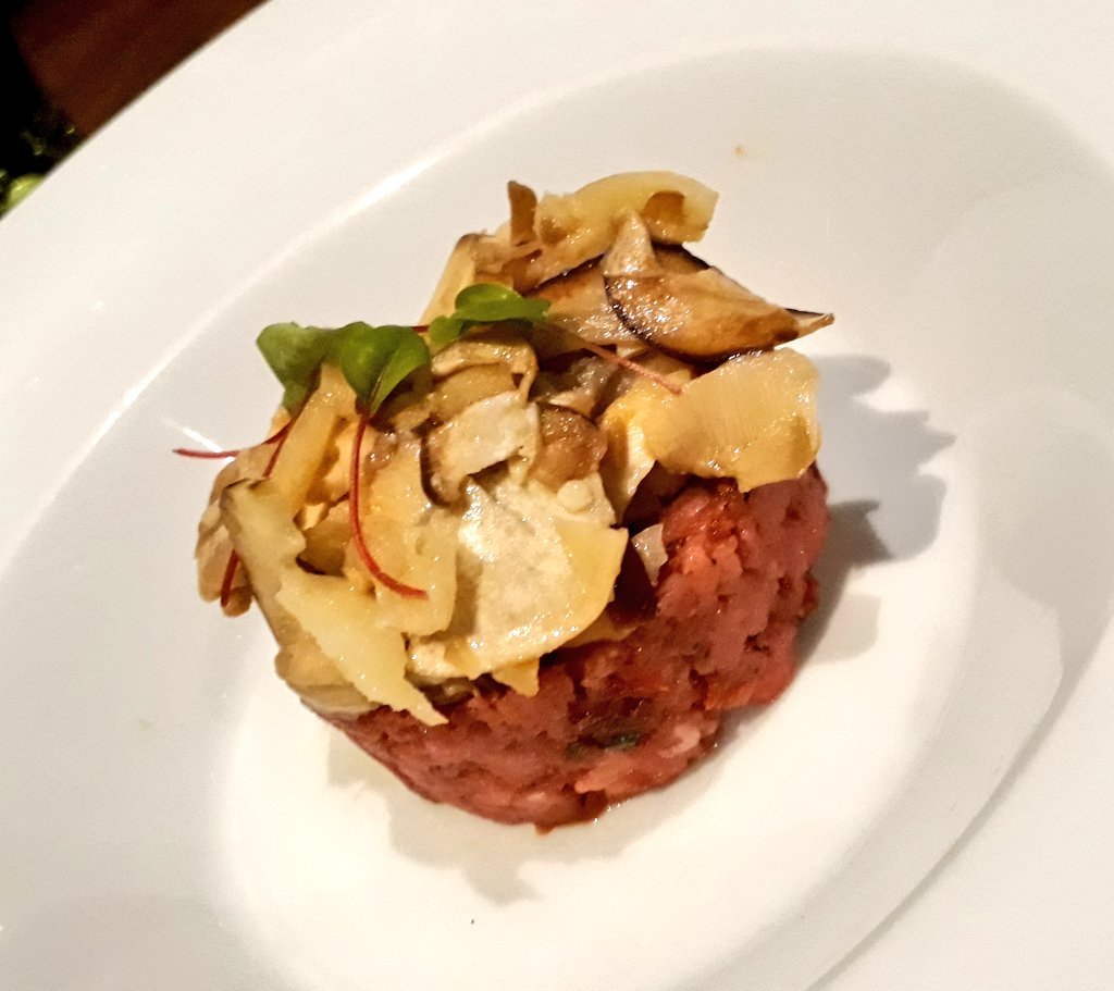 Marco_K18's tweet image. #MufishAnniversary 3° #MuFish
La Montagna arriva al mare: armonicamente dolce, sapidamente delicato.
#Tartara di fassona piemontese pomodorini seccati porcini e riccio di mare spagnolo
#NovaMilanese 
#cibo #food #fusion #cucina