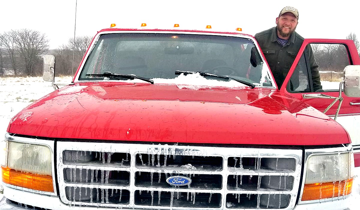 Shoutout to all the hard workers helping drivers dig their way out of snow ditches today! #ThankADitchDigger #kcsnow