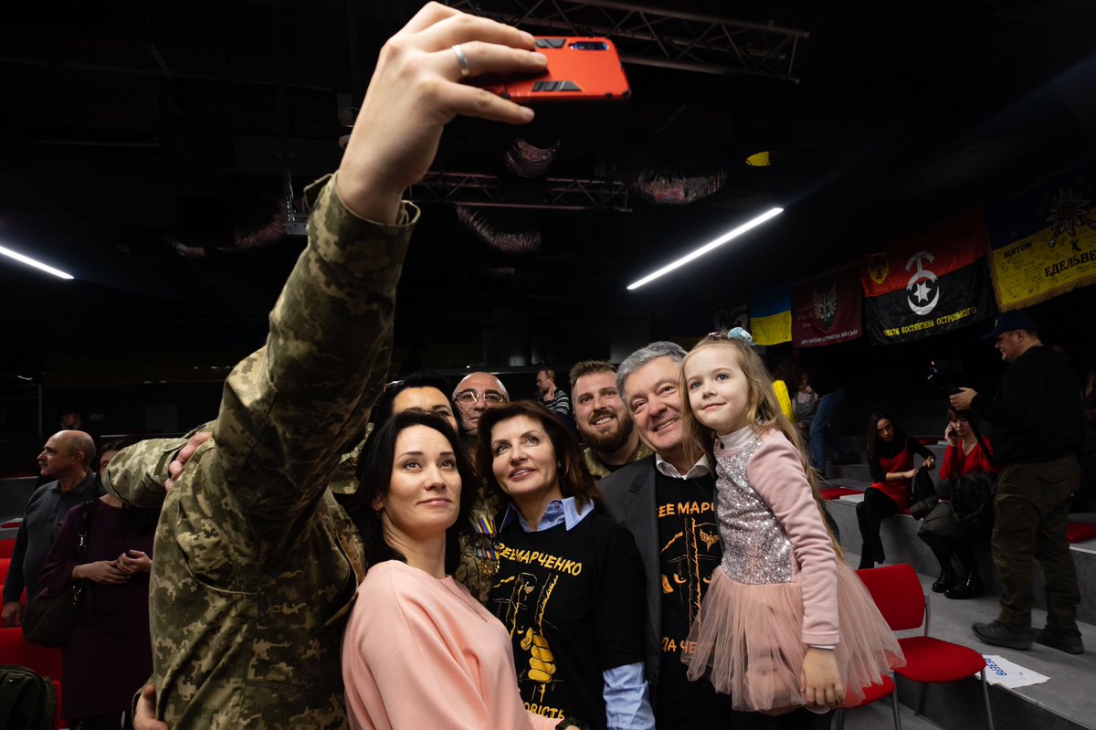 poroshenko's tweet photo. Щиро дякую кожному, хто не залишився осторонь акції і долучився до збору коштів на підтримку кіборга Дмитра Марченка. Разом – ми сила!

#FreeMarchenko https://t.co/QqsaWMryrV