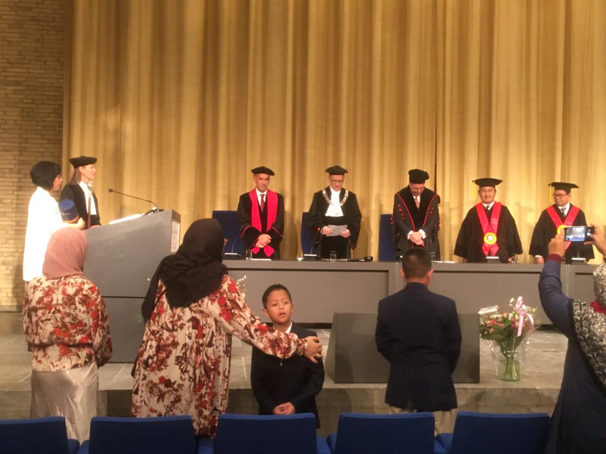 JimlyAs's tweet photo. Menguji disertasi mhswa/i saya, Binziad Kadafi &amp; Dian Rositawati di Tilburg University. Sidang langsung dipimpin Rektor &amp; dihadiri Ketua MA &amp; Ketua KY Belanda &amp; jg Dubes RI di Belanda. Selamat utk Dian&amp; Binziad. Ini jadi tanda makin baikya krjsm Indonesia-Belanda di bidang hukum. https://t.co/56tz3kkL3q