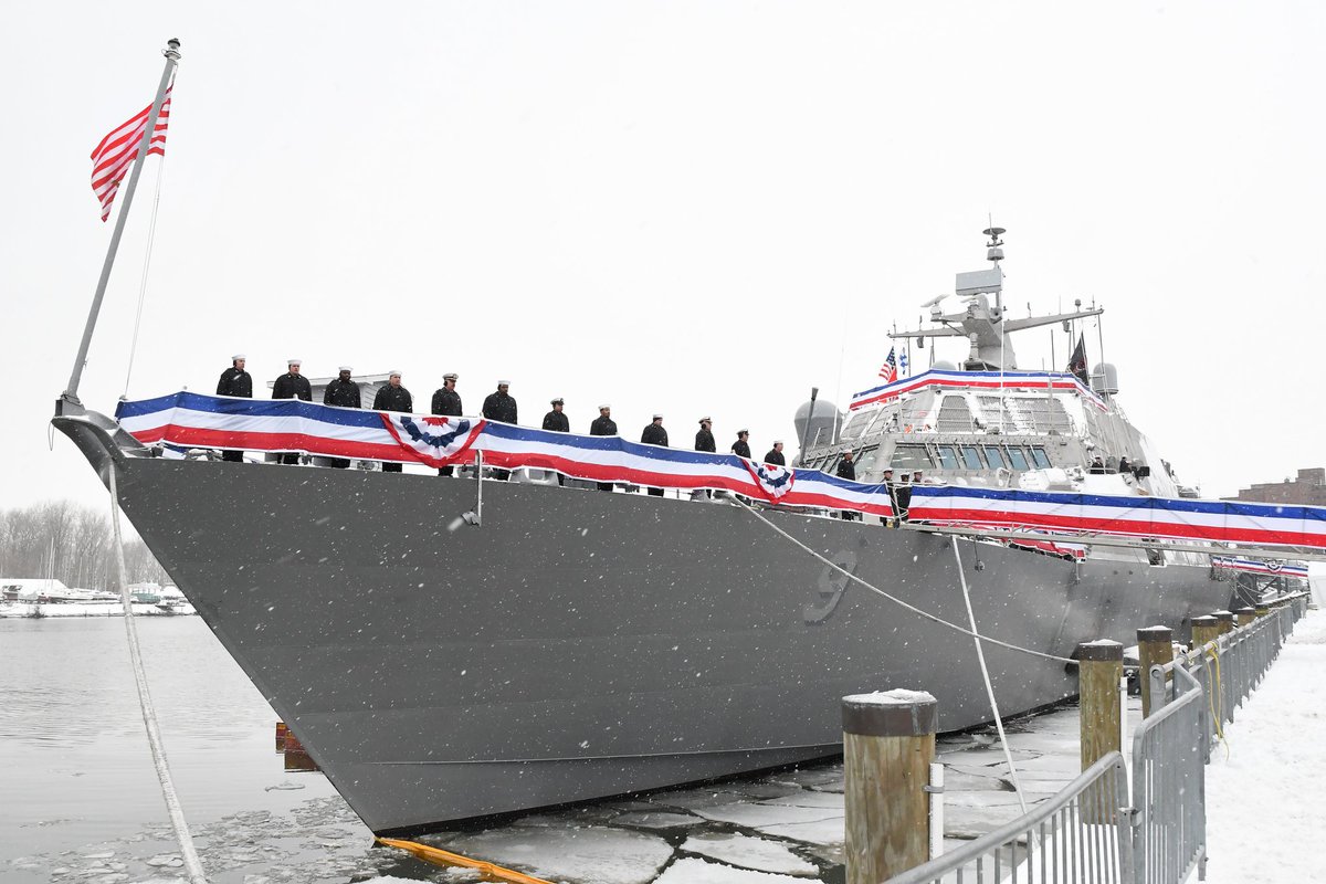 BfloNavalPark's tweet photo. #OTD 2017 nearly 8000 braved the winter elements to witness #USSLittleRock #LCS9 commissioned into #USNavy in #Buffalo. History was made as this marked a first in #USNavyHistory a new warship was put into service adjacent to a previous ship of the same name #CLG4. 🇺🇸 https://t.co/LxAj84y9sp