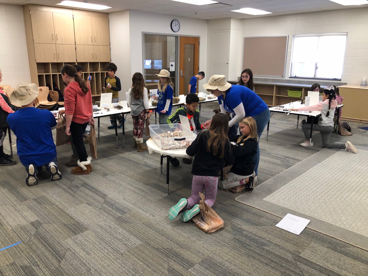 MrsDavisonCRE's tweet photo. Today totally ROCKED! These Roadrunners had a blast learning about rocks, minerals, and fossils today. https://t.co/ZRc6GBVT0q