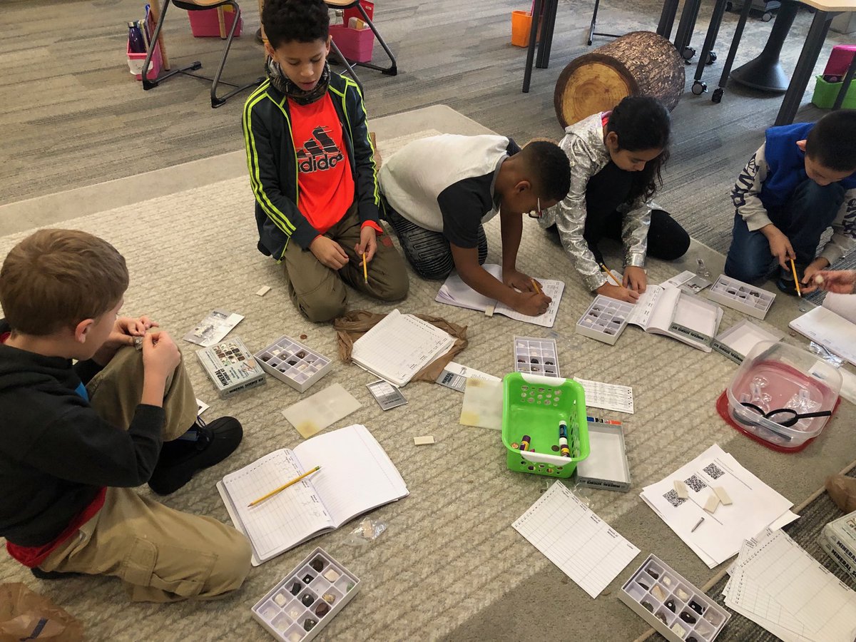 MrsDavisonCRE's tweet photo. Today totally ROCKED! These Roadrunners had a blast learning about rocks, minerals, and fossils today. https://t.co/ZRc6GBVT0q