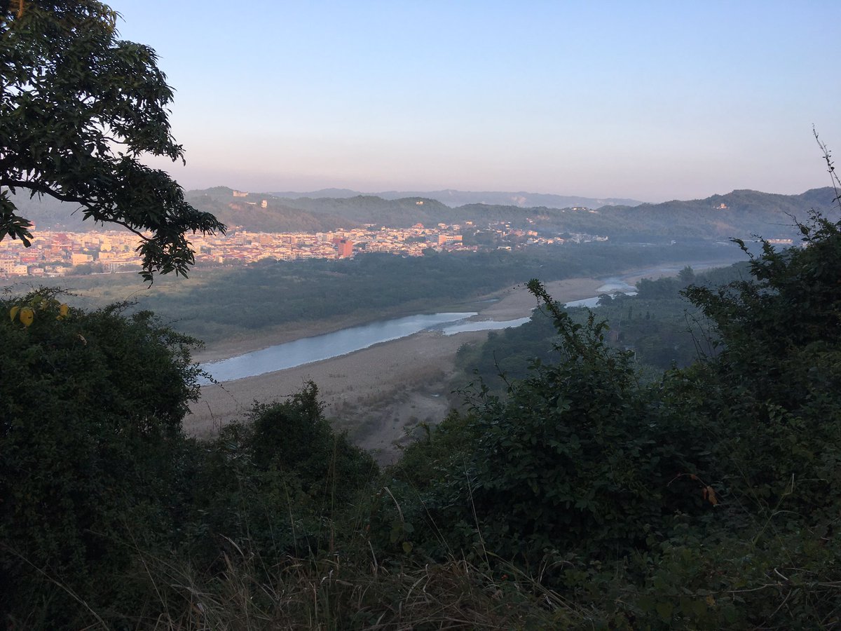 I was hoping my shin splints would be gone by now. I think not. 😭😭 And such nice views too! #taiwan #hiking #ShinSplintsSuck