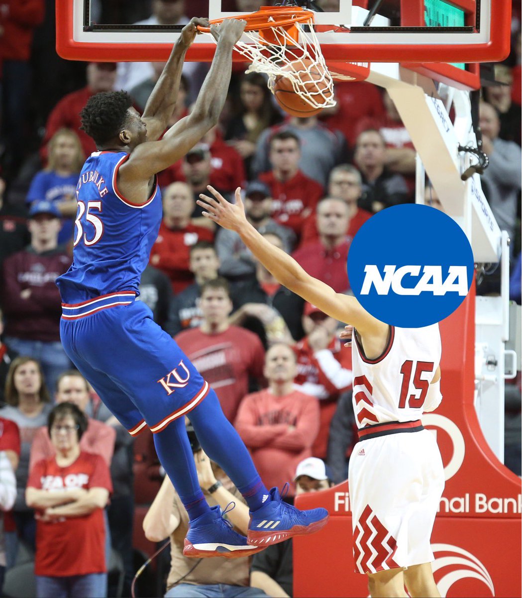 BarstoolKU's tweet image. Good evening from the #1️⃣ team in the land