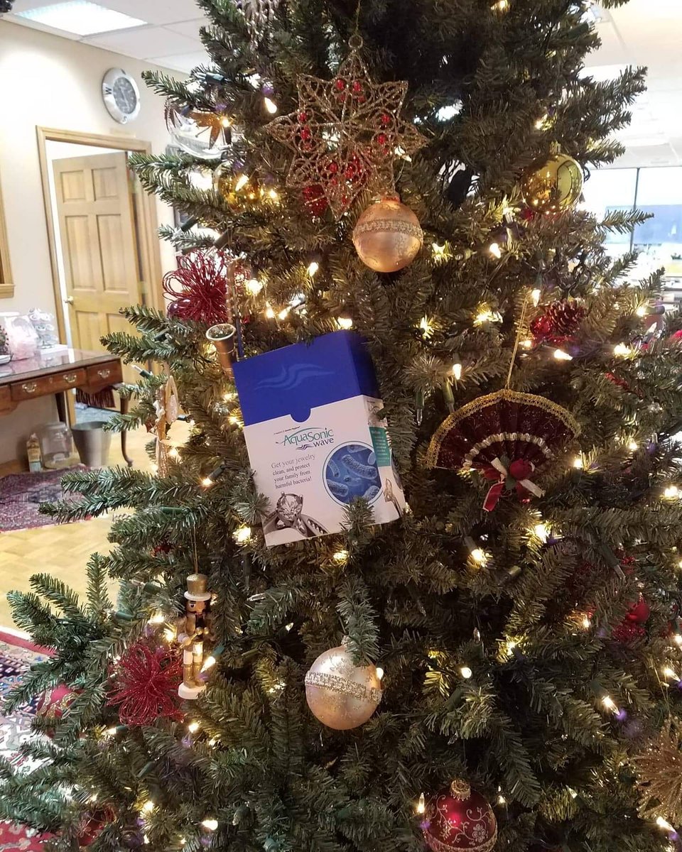 AquaSonicWave's tweet photo. Give the gift that constantly gives back..Getting your fine jewelry clean has never been easier w/the ASW..(there are about 20 left, wrapped &amp; ready to go @ Bellman Jewelers, Inc. (Manchester, NH) #aquasonicwave #jewelrycleaner #holidayshopping #shopping #giftideas #gifts #clean https://t.co/uwA3kpSzrz