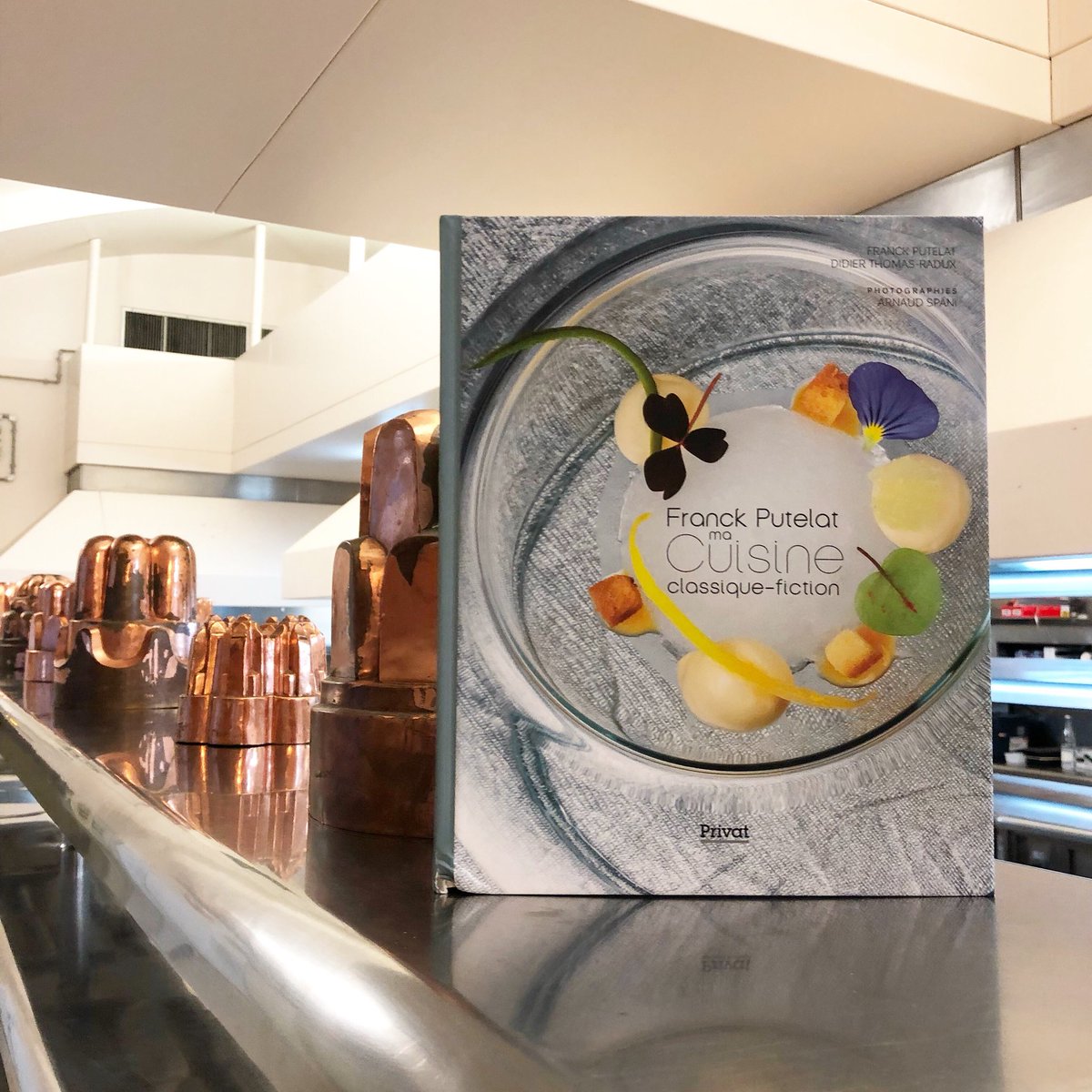 Magnifique ouvrage de l’ami Franck <a href="/Putelat1/">Putelat</a> 
Félicitations pour ce livre et un grand merci pour ta dédicace #transmission #franckputelat 
#chefelysee #chefconnected #guillaumegomez #guillaumegomezpageofficielle #bibliothequeculinaire #palaisdelelysee #presidencedelarepublique