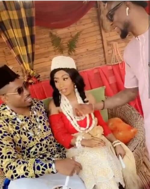Amchizzy's tweet image. The way she looks at him says it all.. That Ak machine gun Ike is carrying below has finished work laslas...

No retreat! No surrender!!

Ayeeeeeeee shippers... Yall won 🙌🙌 #MerikeForLife
