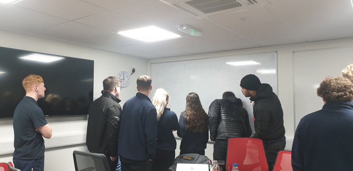LisaGra33679376's tweet photo. DRS Apprentices and Graduates Networking meeting, sharing information, working through DRS Core Values and planning for 2020! @DRSgovuk @RachaelJRidley 🎄Merry Christmas to all 🎄🎅 https://t.co/C8RTU4MRiH