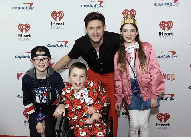 SamvsVWM's tweet photo. Sam &amp; @NiallOfficial!

@onedirection #niallhoran #samvsvwm #vwmfamiliesfoundation #vwmff #vanishingwhitematterdisease #livingwithaterminalillness #1D #JingleBall2019 #JingleBall @TheGarden https://t.co/1JyBszwuNs