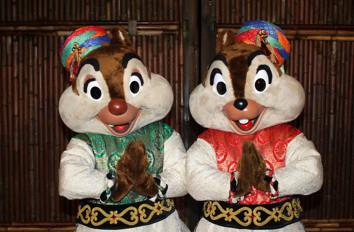 CharactersPBlog's tweet photo. Chip and Dale on their way to the Jungle Book Jive last Thursday for the Disneyland Park Celebration Night! #chip #dale #junglebookjive #disneylandpark #celebration #apevent #passholdernight #disney #disneyparks #disneycharacters #disneylandparis https://t.co/BLsmdZFXLk