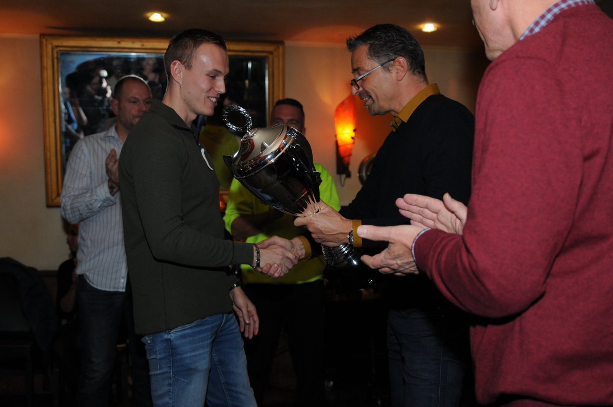 ZAC_motoren's tweet photo. Dit seizoen hebben we afscheid moeten nemen van Tommie Megens. Om bij zijn afwezigheid stil te staan is de Tommie Megens Talent Award gecreëerd die wordt uitgereikt aan de meest talentvolle rijder van het seizoen. Jan Hartog viel de eer deze beker als eerste te ontvangen🙏🏼 https://t.co/q0Wv1whDef