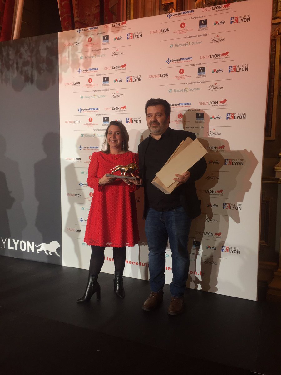 Tourisme2018's tweet photo. TROPHÉE COUP DE CŒUR DU JURY
Pour clôturer la soirée, nous avons l’honneur de décerner le trophée Coup de Cœur du Jury au Théâtre Comédie Odéon, représenté par Julien PONCET, son Directeur. Nous accueillons Karine SEBAN-BENZAZON,Directrice Générale de VATEL, pour remettre ce prix https://t.co/CGODFNnZOZ