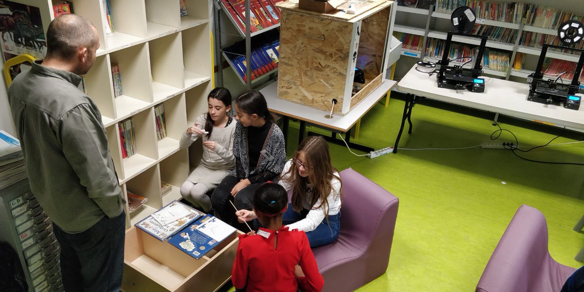 mobilab66's tweet photo. 2 #makeuses #collégiennes qui viennent dans leur ancienne école primaire à des cm2 pour faire des sapins de Noel 🤠#lasercut et des bonhommes de neige #Print3D: #Transmettre, #pairagogie 😉 avec @DANEMontpellier https://t.co/cg7rVeIgIK