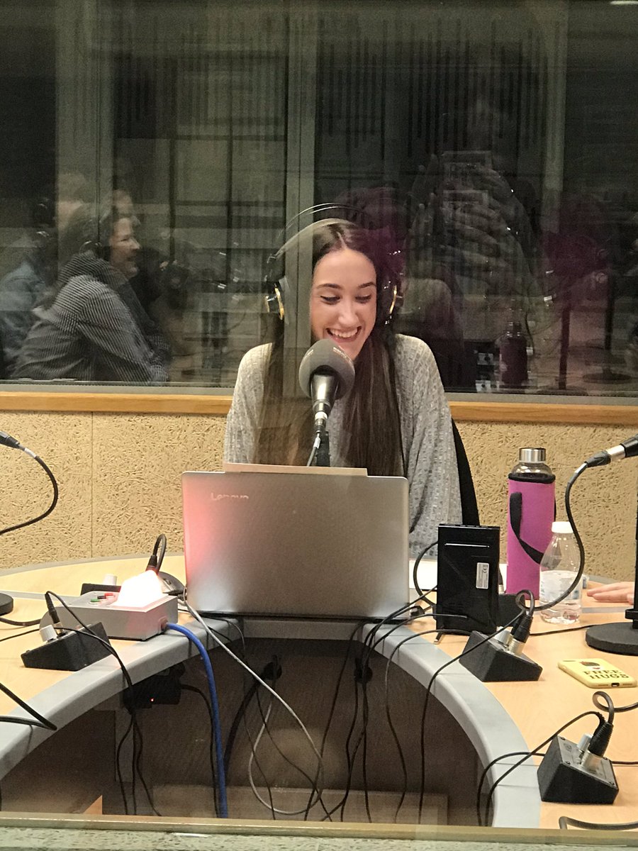 EmmaBevia's tweet photo. Las etapas se abren y se cierran. Hoy ha tocado cerrar una etapa. Quizá de las más importantes de mi vida. 

Cuatro años en los que me he formado como profesional y que me han hecho crecer como persona. 

¡Muchas gracias y viva la radio! 🎙 https://t.co/QBAuIAS8s8