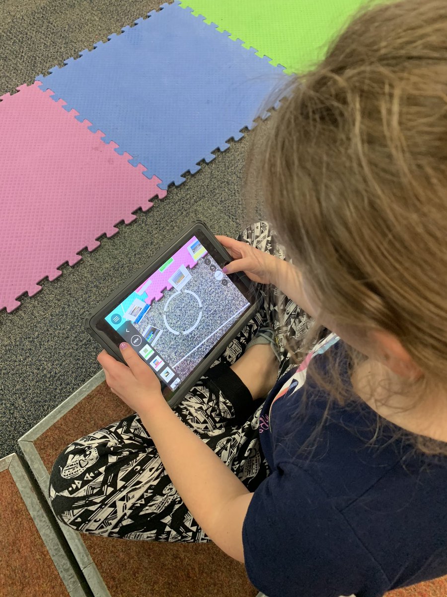 FelecityTreptow's tweet photo. These learners worked hard to present their Famous landmarks using AR MAKR! @AnneSchwan @JennyJreimer #EverestPride #ArMakr https://t.co/cy5R9spziw