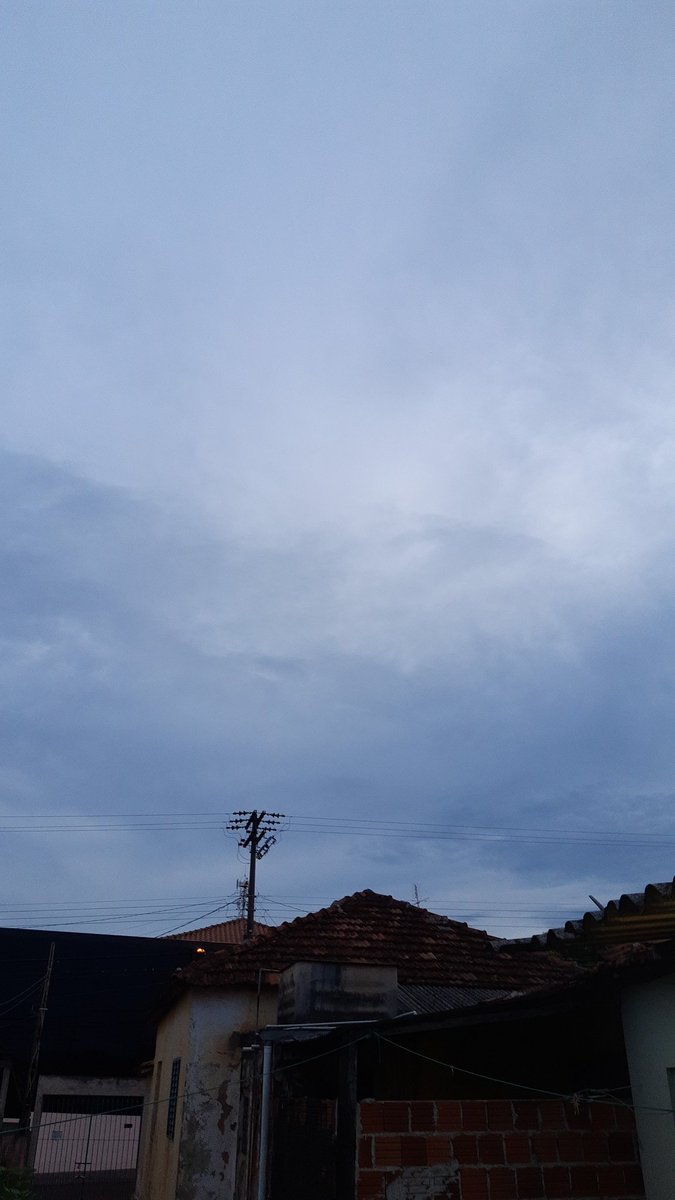 Machelos's tweet photo. Querido 
"Velhinho Noel e SaoPedro Cb" agiliza aí e da uma trégua com essa chuva pelo menos amanhã, tô de folga e minha casa tá uma zona!!!! https://t.co/ql6rSzcUdg