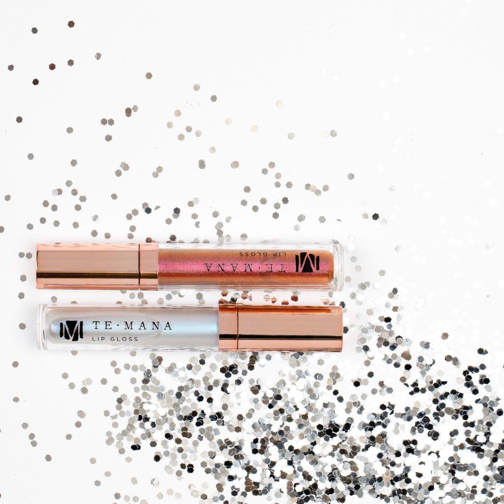 temanaofficial's tweet photo. Add a little shimmer to your favorite shade. Ideally iridescent, TeMana Beauty's Shimmer elevates your natural color or your favorite lip shade. What is your favorite Lip Shimmer color?✨ ⬇️ https://t.co/2A2ez9A47W https://t.co/o8ZtO7jP5G