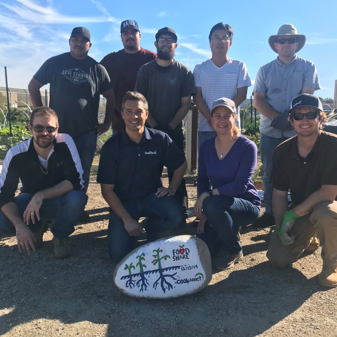 CoolPlanet's tweet image. Last week, our Cool Planet team took some time to volunteer with @FoodShareVC

Team Cool Planet donated Cool Terra &amp;amp; planted lettuce, searched cabbage for aphid impostors, and sifted compost material for the Food Share in the 1st of many visits!

#SoCal #Volunteering #Gardening