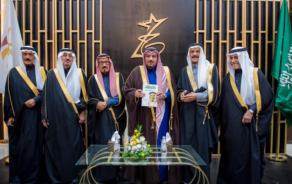 خلال رعايته حفل تكريم المتميزين بجائزة حمد بن منصور المالك ـ رحمه الله ـ .. 
الأمير #فيصل_بن_مشعل يطّلع على منصة كتاب "حمد بن منصور المالك سجل حافل بالعطاء", والذي ساهم بافتتاح المدرسة السعودية الأولى في #الرس عام 1367هـ.