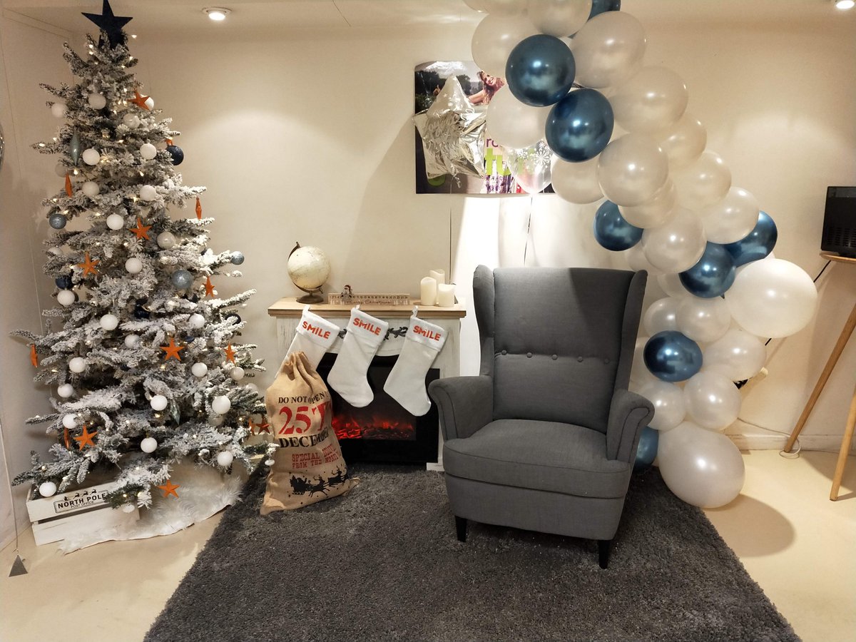 GroupeSmile's tweet photo. #NoëlChezSmile Quand les enfants et les plus grands profitent d'un moment pour rencontrer le Père Noël et d'autres héros. Une journée de partage, de fête et de bonheur pour tous les Smiliens #SmileAtWork #SmileIsFun https://t.co/lgrd00Fou9