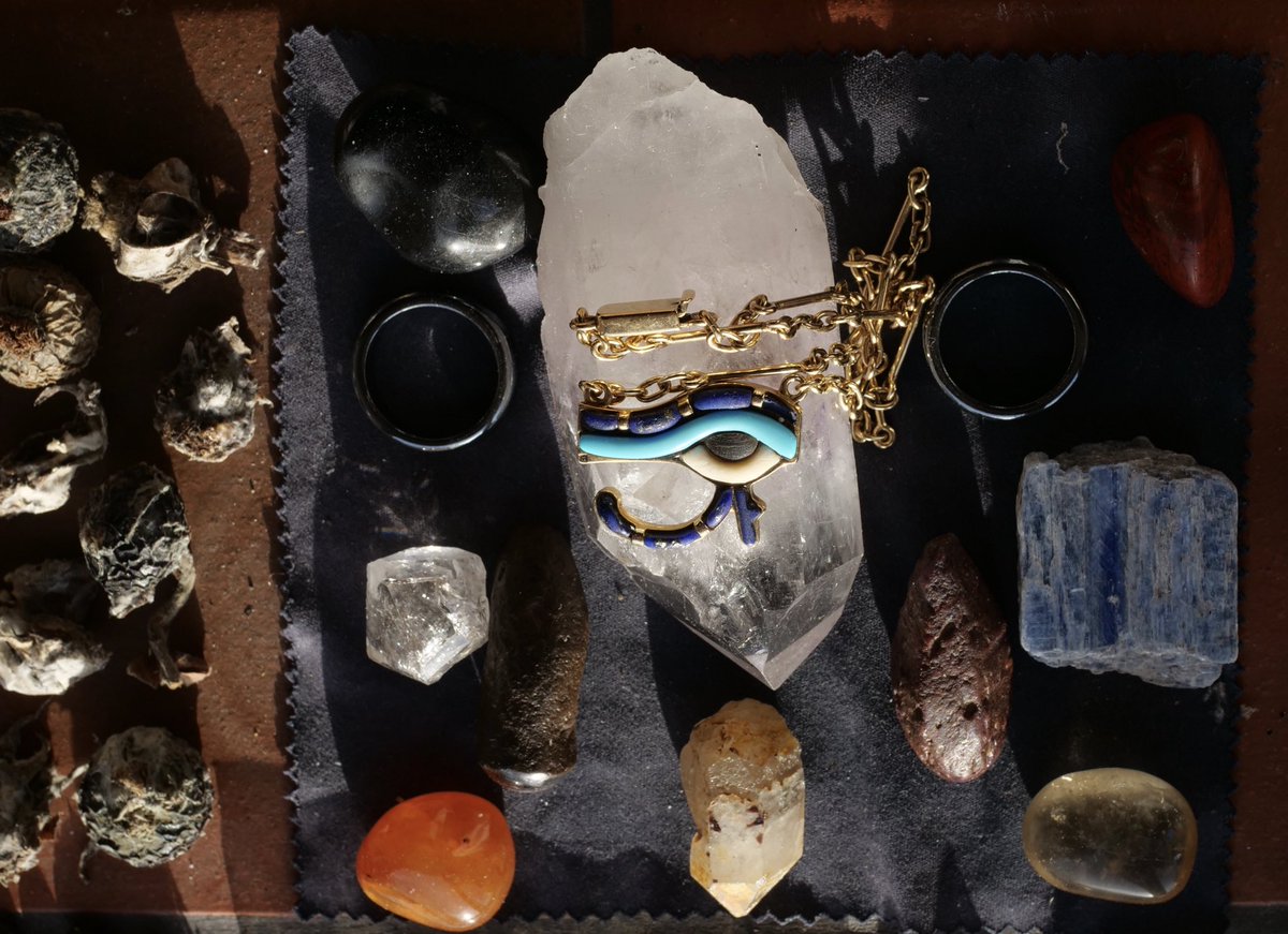 OAK77uk's tweet image. Crystals &amp;amp; Gold &amp;amp; Rose Hips #EyeOfHorus resting on  #Brandberg Generator Quartz #Hematite #Ruby #Sapphire #Carnelian #Water-infused #Herkimer Quartz &amp;amp; Rough Generator from #MagicMountain South Africa after #FullMoon Energising