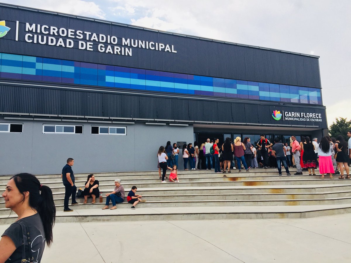 MarcosBVillar's tweet photo. @PrensaUide en el Microestadio de Garin. entrega de certificados de nuestro #cfp402 Más de 1650 egresados durante 2019. Capacitamos y formamos emprendedores. Gracias @ArielSujarchuk por cedernos este espacio. https://t.co/DvJGhyksri