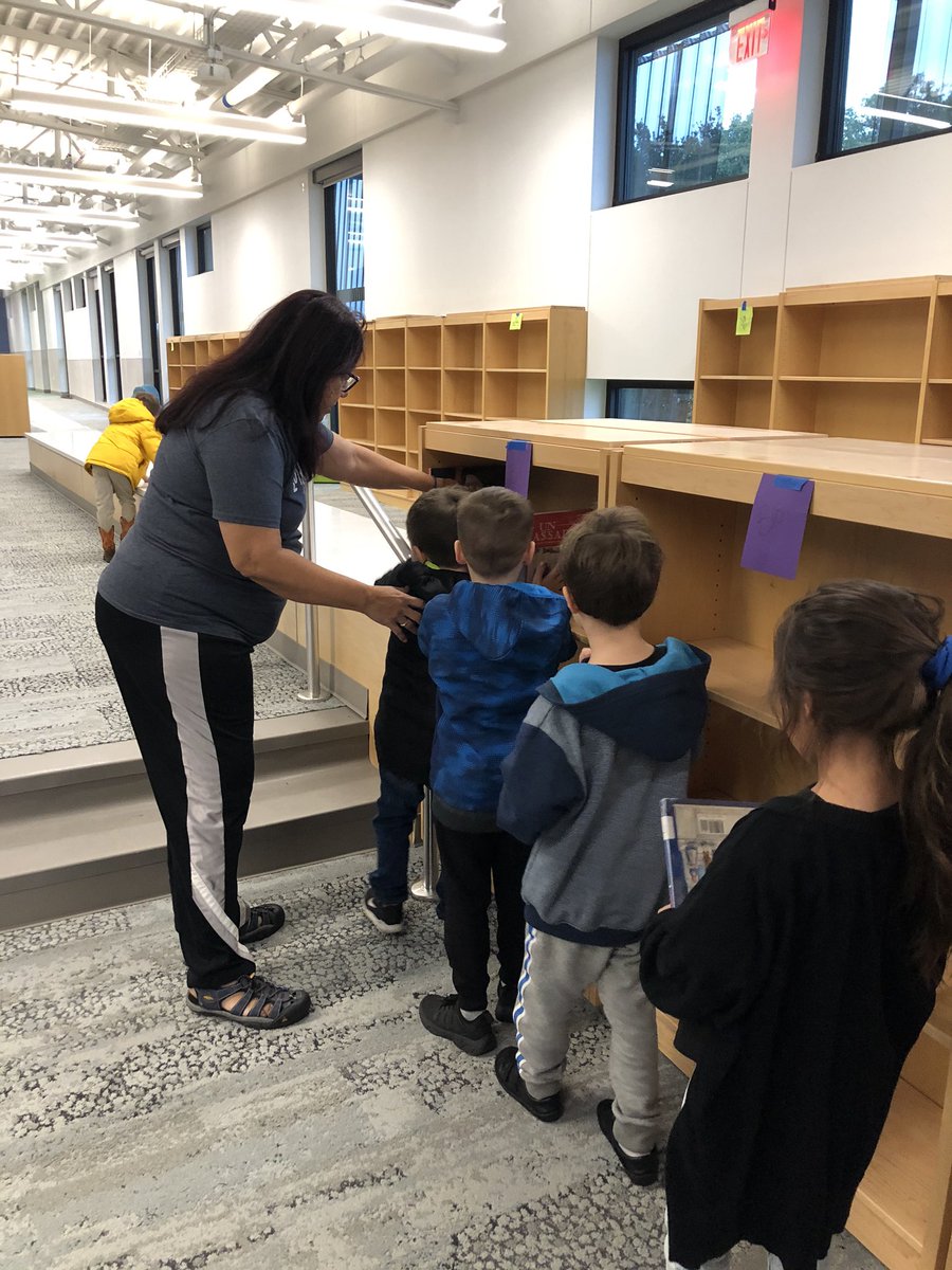 Ariel_GrecoBelz's tweet photo. Big day at @menchacamustang! It is moving day! All of our Mustangs got to be apart of moving our library over to the new Media Center! #Menchaca5.0 #thisistheweek @AustinISD @JoerisGC @LPAinc @DLRGroup https://t.co/fdqx0PNMSq