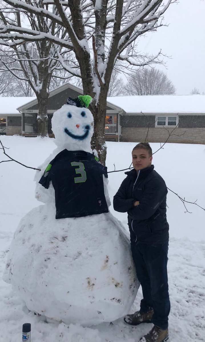 Fishrl's tweet image. Wanna build a snowman? ⁦⁩ Its snowing here in Indiana ⁦@DangeRussWilson⁩ ⁦@FishelMaxwell⁩