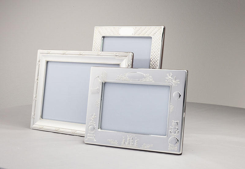 925Inc's tweet photo. Showcase your favorite photographs with these traditional reproduction design sterling silver frames with wood back.
-
-
-
#sterlingsilver #925inc #handmade #onlysilver #giftideas #photographs #homedecor https://t.co/lSSmsokYBT