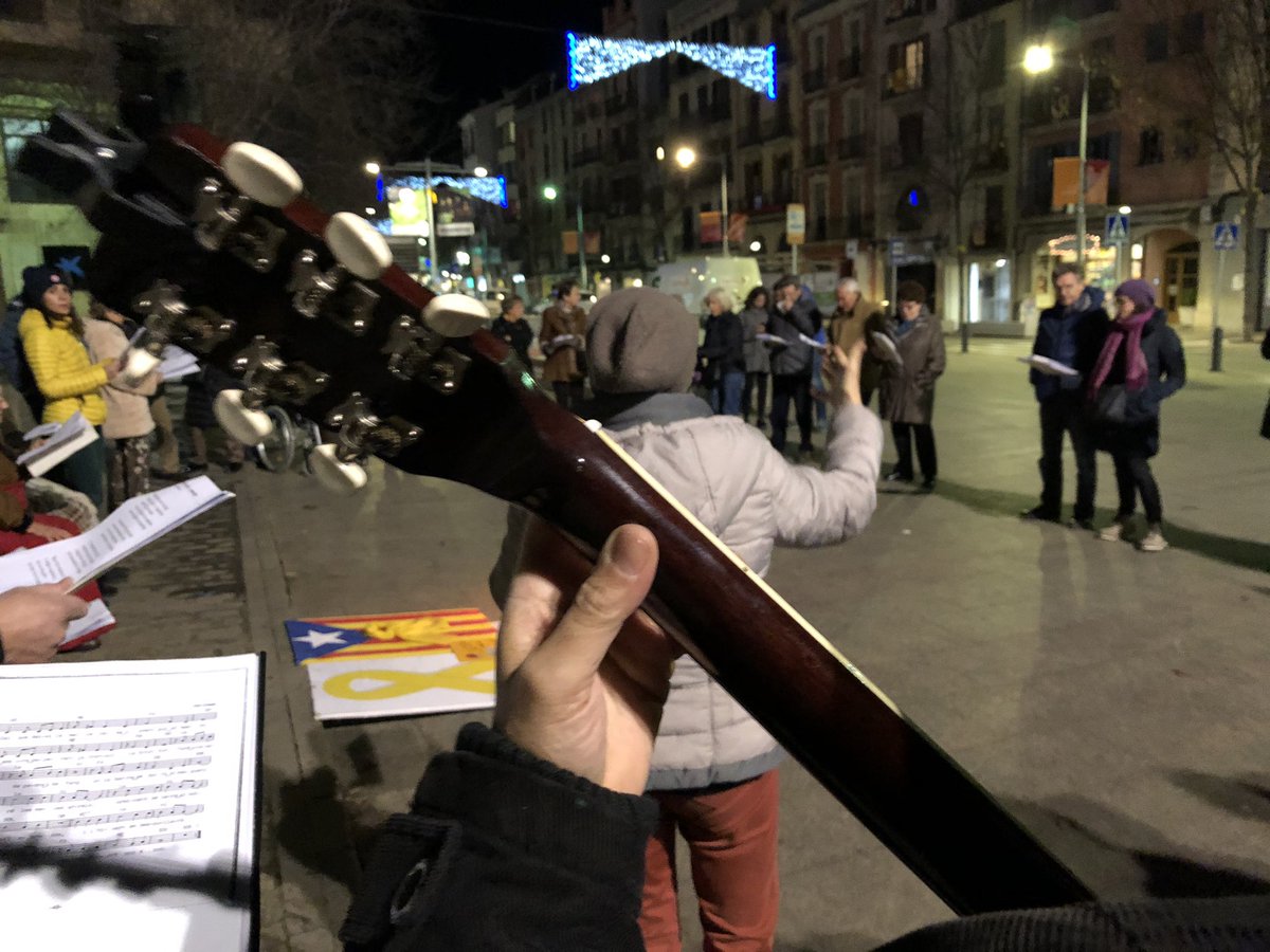 cantem_Vic's tweet photo. A #Vic, ja fa molt i massa temps que hi som cada dilluns. Va per vosaltres i els vostres. Una forta abraçada i molts ànims!!!✊🏼 #FreeThemAll #Independència #Llibertatpresospolitics #Noesteusoles https://t.co/7NX6Mz2LPL