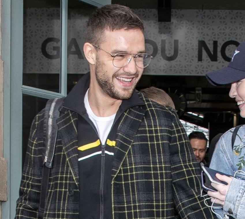veritaziam's tweet photo. liam com carinha de intelectual q vai no starbucks, amei?? #LiamBops https://t.co/mWOxcA5KUe