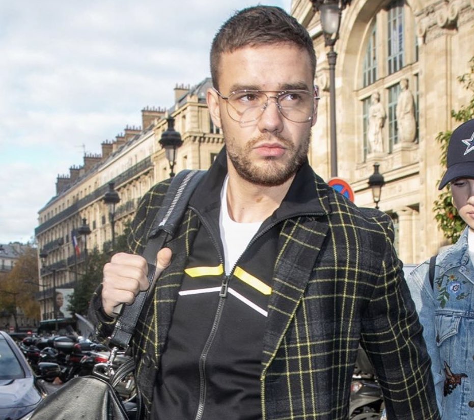 veritaziam's tweet photo. liam com carinha de intelectual q vai no starbucks, amei?? #LiamBops https://t.co/mWOxcA5KUe
