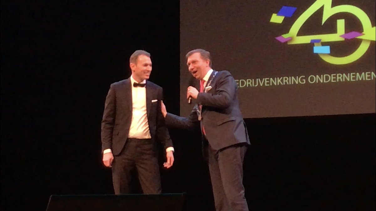 #jubileum #bov #veenendaal 25 jaar #voorzitter <a href="/gvalkenburg/">Gerrit Valkenburg</a> en burgemeester <a href="/gertjankats/">Gert-Jan Kats</a> en heel veel Veense ondernemers. En wat een mooie bedrijven die genomineerd waren👌🏼 Gefeliciteerd voor de winnaars 🏆